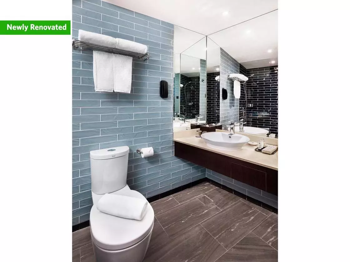 Copthorne King's Hotel bathroom (Copy).jpg